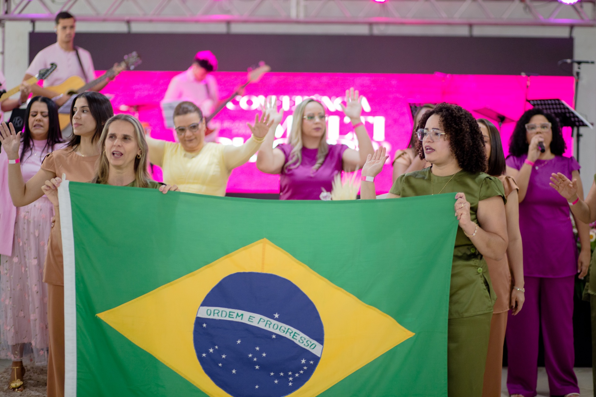 Louvor com bandeira do Brasil